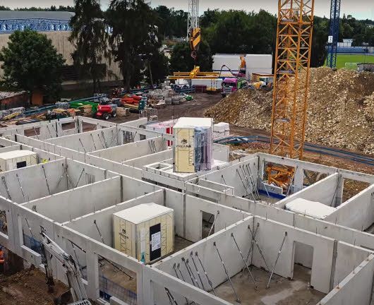 Další prefabrikované koupelnové moduly míří na stavbu Portti Kladno II.